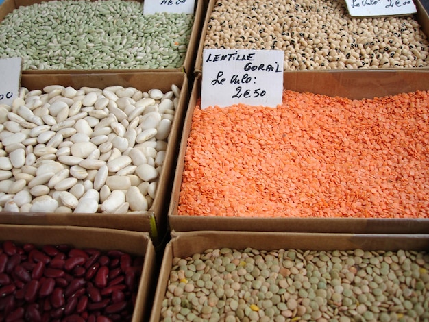 Una variedad de legumbres secas en un puesto en el mercado francés