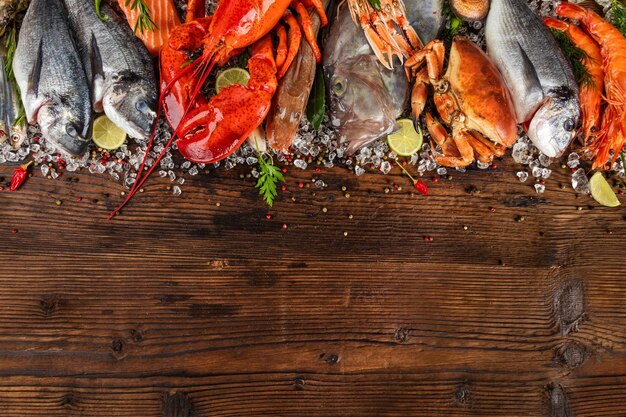 Foto variedad de mariscos en una red de pesca