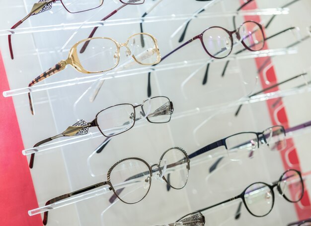 Una variedad de médicos y gafas de sol en el stand de la tienda.