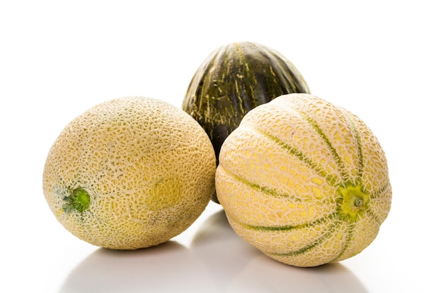 Variedad de melones orgánicos sobre un fondo blanco.