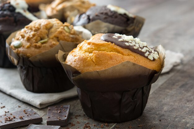 Foto variedad de muffins en una mesa de madera.