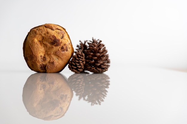 Variedad de panettone Panettone sobre la mesa de cristal Panettone elegante sobre una mesa de cristal con reflejo