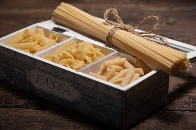 Variedad de pasta en caja de madera cerrar