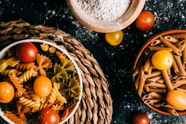 Variedad de pasta colorida de verduras. Harina integral Comida sana. Comida vegana