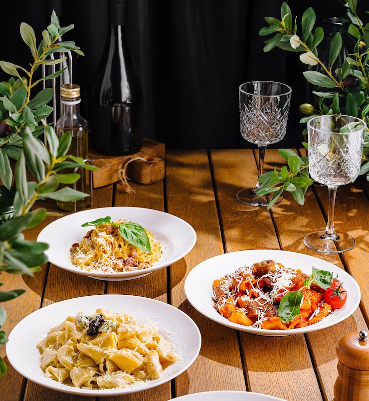 Variedad de pasta italiana en una mesa de madera rústica