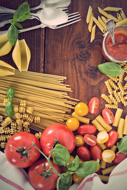 Foto variedad de pasta y tomates