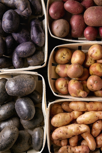 Variedad de patatas crudas.