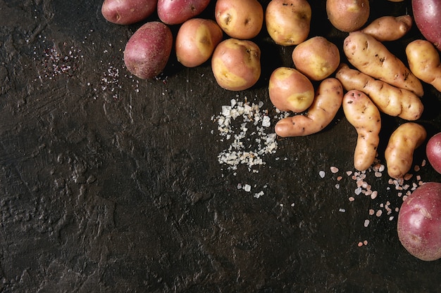 Variedad de patatas crudas.