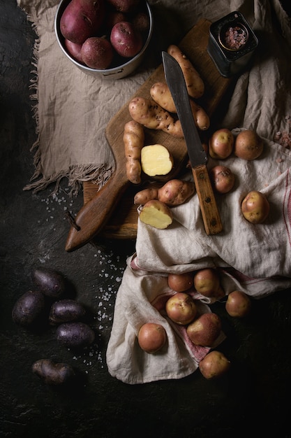 Variedad de patatas crudas.