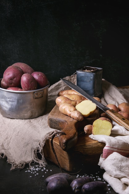 Variedad de patatas crudas.