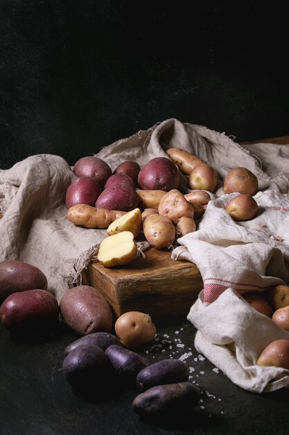 Variedad de patatas crudas.