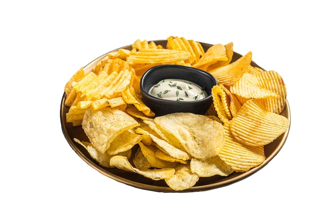 Variedad de patatas fritas en un plato servido con salsa dip aislado sobre fondo blanco.