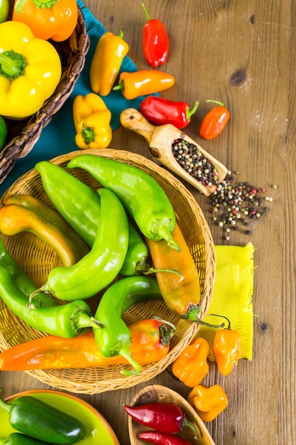 Variedad de pimientos orgánicos frescos en la mesa.