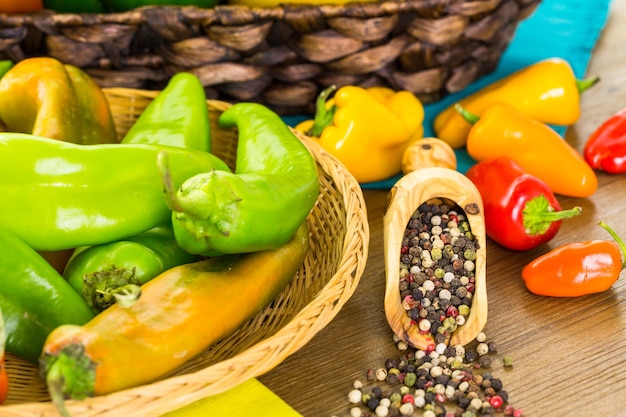 Variedad de pimientos orgánicos frescos en la mesa.