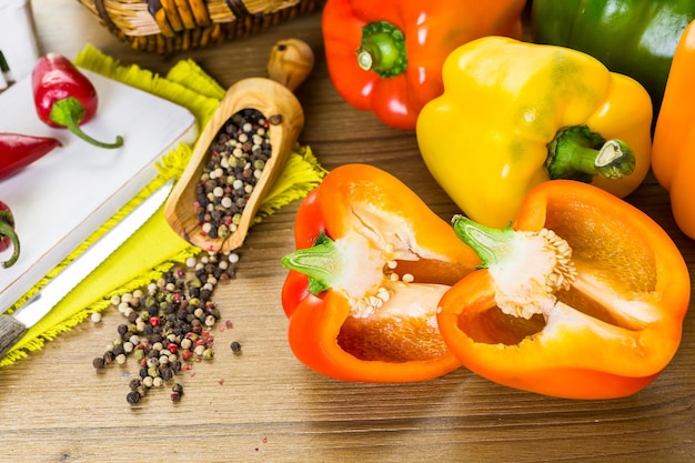 Foto variedad de pimientos orgánicos frescos en la mesa.