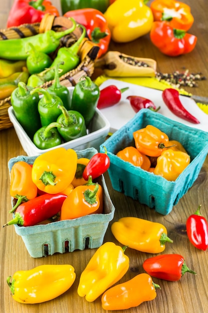 Variedad de pimientos orgánicos frescos en la mesa.