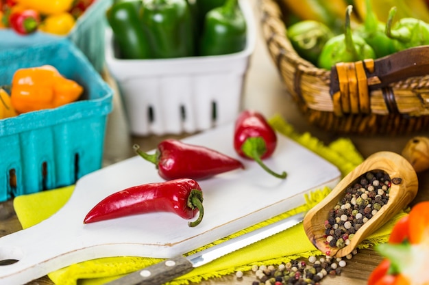 Variedad de pimientos orgánicos frescos en la mesa.