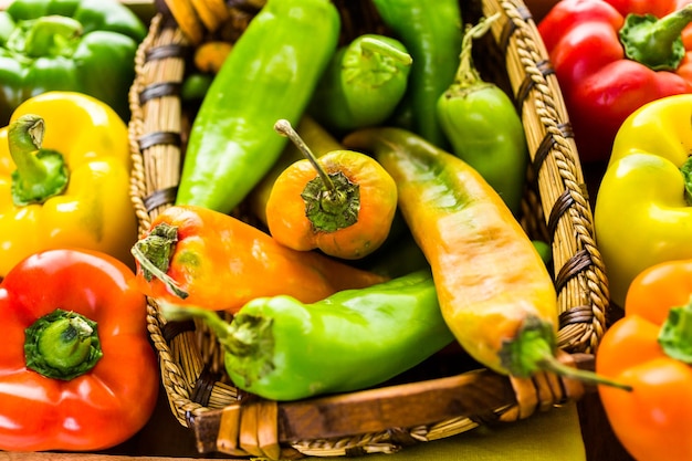 Variedad de pimientos orgánicos frescos en la mesa.