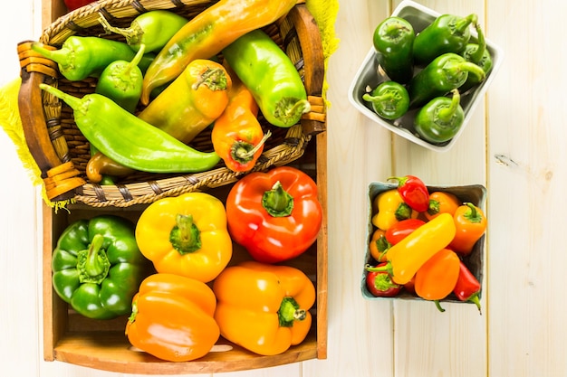 Variedad de pimientos orgánicos frescos en la mesa.