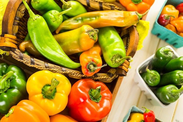 Variedad de pimientos orgánicos frescos en la mesa.