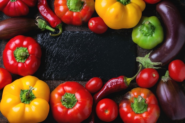 Variedad de pimientos de paprika coloridos