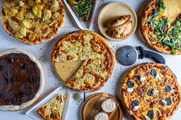 Variedad de pizzas en la mesa del restaurante para comer