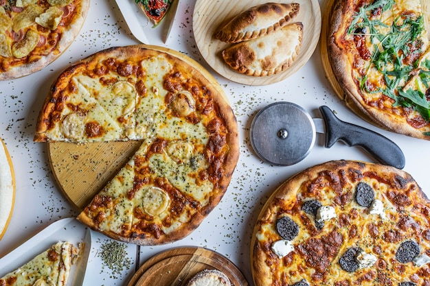 Variedad de pizzas en la mesa del restaurante para comer