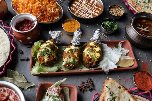 Foto variedad de platos de comida india en la mesa del restaurante