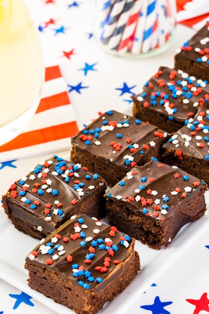 Variedad de postres en la mesa para la fiesta del 4 de julio.