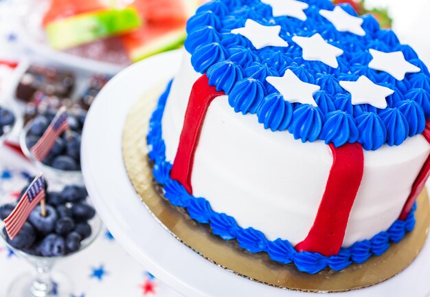 Variedad de postres en la mesa para la fiesta del 4 de julio.