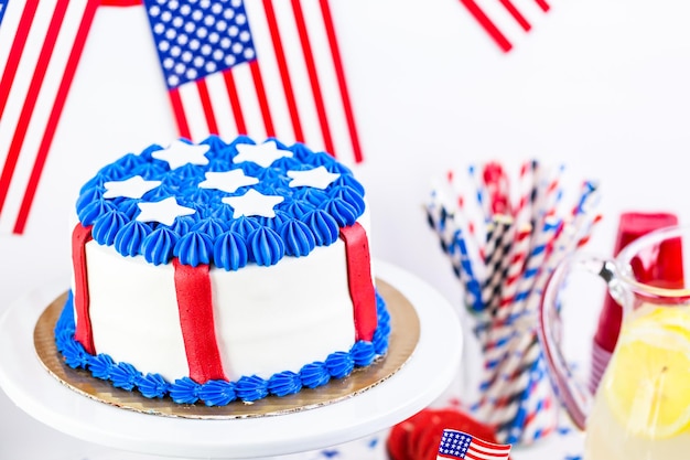 Variedad de postres en la mesa para la fiesta del 4 de julio.