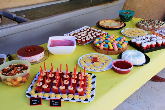 Variedad de postres en la mesa en el interior