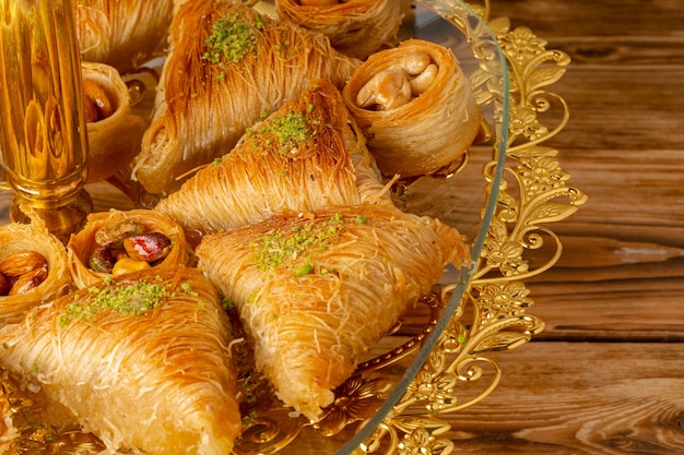 Variedad de postres turcos servidos en un soporte para tartas