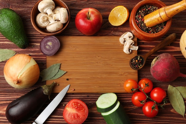 Variedad de productos alimenticios en la mesa de la cocina