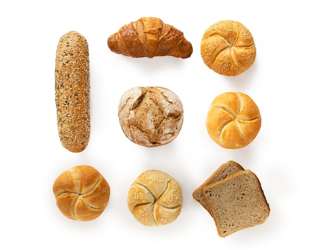 Variedad de productos de panadería frescos, vista superior aislada sobre fondo blanco