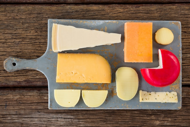 Variedad de queso en tabla de cortar