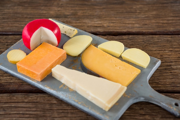 Variedad de queso en tabla de cortar