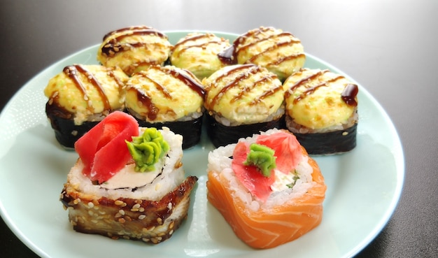 Variedad de rollos de sushi japoneses