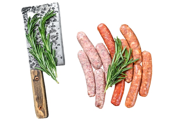 Una variedad de salchichas crudas de chorizo aisladas sobre un fondo blanco Vista superior