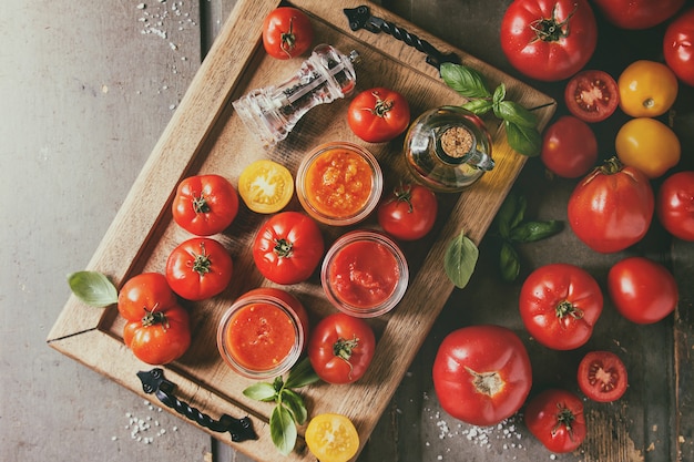 Variedad de salsas de tomate.