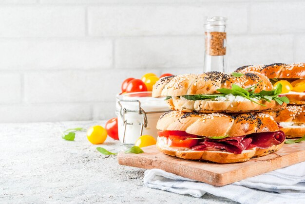 Variedad de sándwiches caseros de bagels con semillas de sésamo y amapola