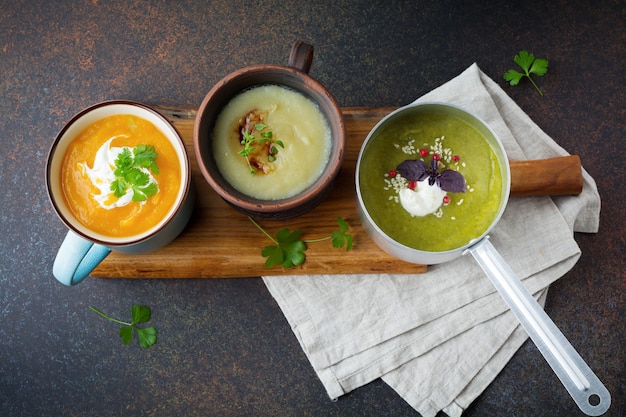 Variedad de sopas vegetarianas crema de zanahoria, brócoli y coliflor