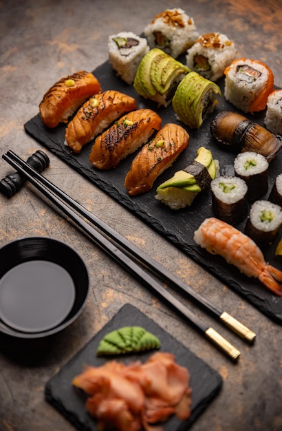 Variedad de sushi japonés