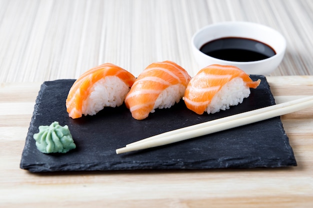 Variedad de sushi con wasabi y say souce.