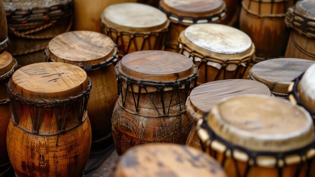 Una variedad de tambores africanos se exhiben para la venta en un mercado Los tambores están hechos de madera y tienen diferentes tamaños y formas