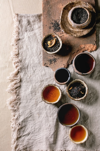 Variedad de té caliente y seco en tazones.