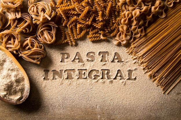 Variedad de tipos y formas de pasta integral italiana seca