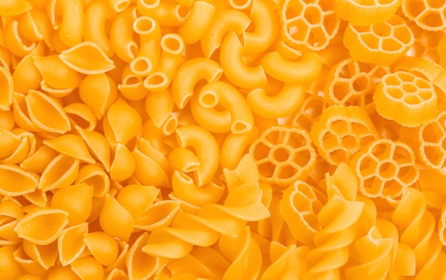 Variedad de tipos y formas de pasta italiana en la mesa. Vista superior.