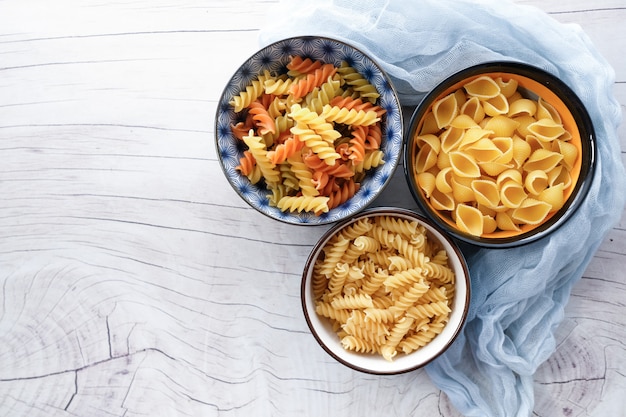 Variedad de tipos y formas de pasta seca italiana en un tazón.