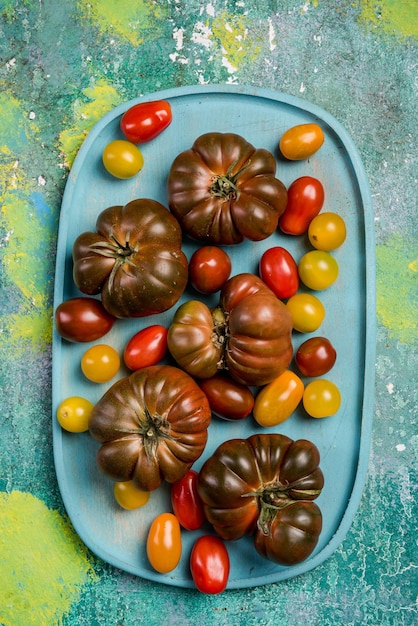 Variedad de tomate colorido en tablero de madera